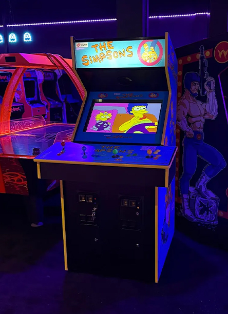 Salle d’arcades rétro avec jeux d’adresse et machines à prix dans un centre d’amusement éclairé