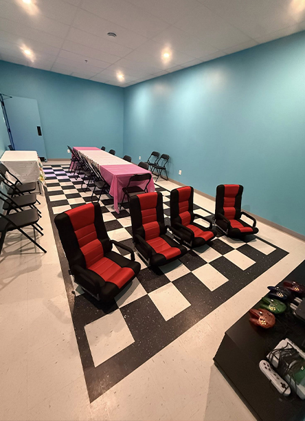 Espace lounge gaming rétro avec jeux vidéo et éclairage néon